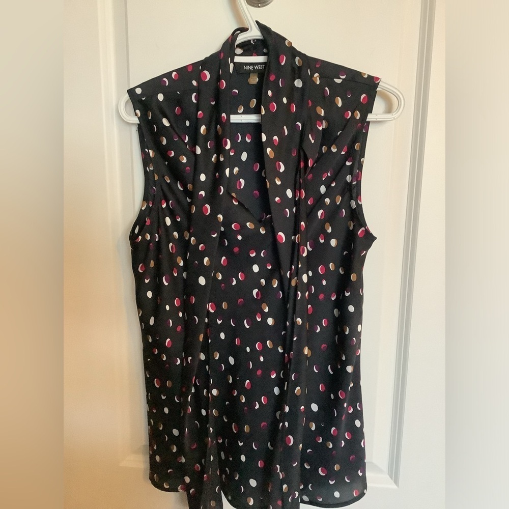 Nine West v neck tie sleeveless top. Size L